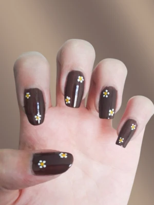 Brown & White Florals Nails