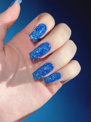 Sparkly dark blue nails