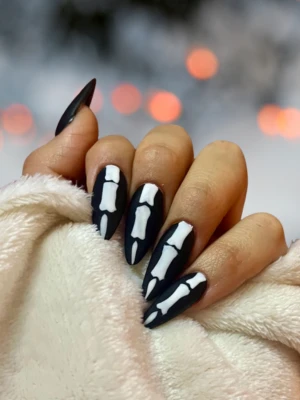 Stand-Out Simple Halloween Nail Designs