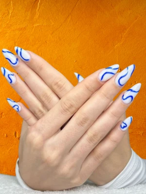 Swirly Tips Nails