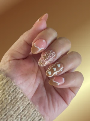 Minimalistic Gingerbread Nail Art