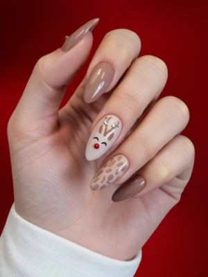 Reindeer Nail Art That’s Adorably Festive