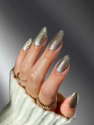 Velvet Silver Nail Effect