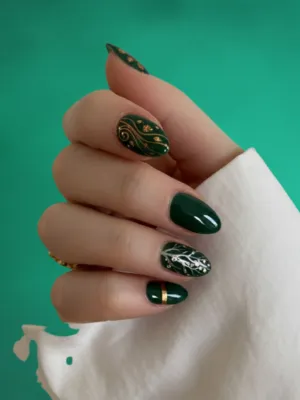 Emerald Green Nail for Minimal Lovers