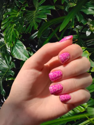 Chic Pink Leopard Print Nails
