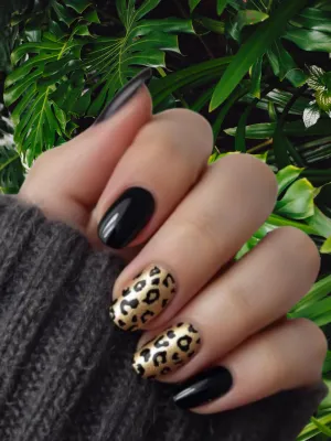 Elegant Black and Gold Leopard Print Nails
