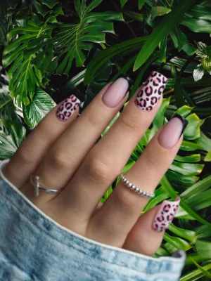 Stylish Pink and Black Leopard Print Nails